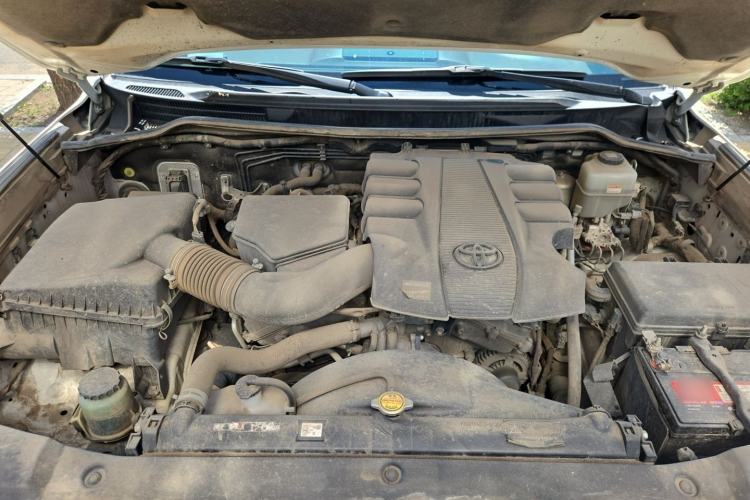 Used Toyota Land Cruiser  Engine Bay