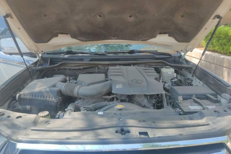 Used Toyota Land Cruiser  Engine Bay