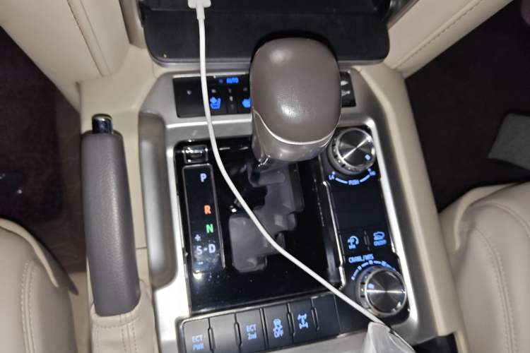 Used Toyota Land Cruiser 2020 5.7L VX-R Genuine Leather 8 Airbags Trailer Hitch Spare Tire Sunroof – Middle East Specifications Gear Lever