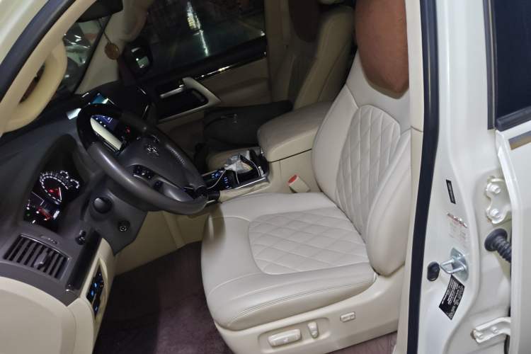 Used Toyota Land Cruiser 2020 5.7L VX-R Genuine Leather 8 Airbags Trailer Hitch Spare Tire Sunroof – Middle East Specifications Left Front Seat