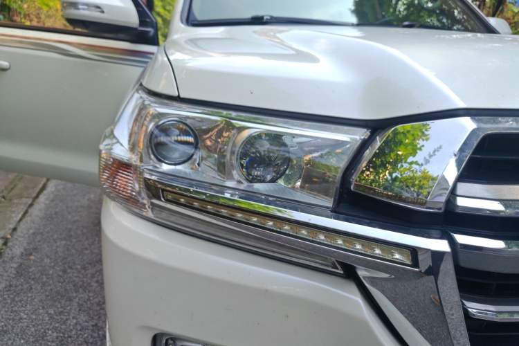 Used Toyota Land Cruiser  Right Front Headlight