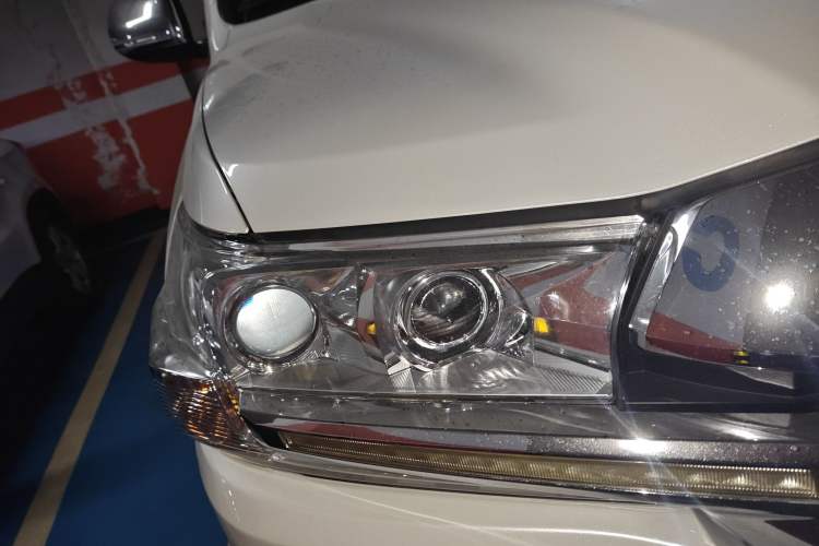 Used Toyota Land Cruiser 2020 5.7L VX-R Genuine Leather 8 Airbags Trailer Hitch Spare Tire Sunroof – Middle East Specifications Right Front Headlight
