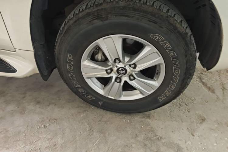 Used Toyota Land Cruiser  Right Front Wheel Hub