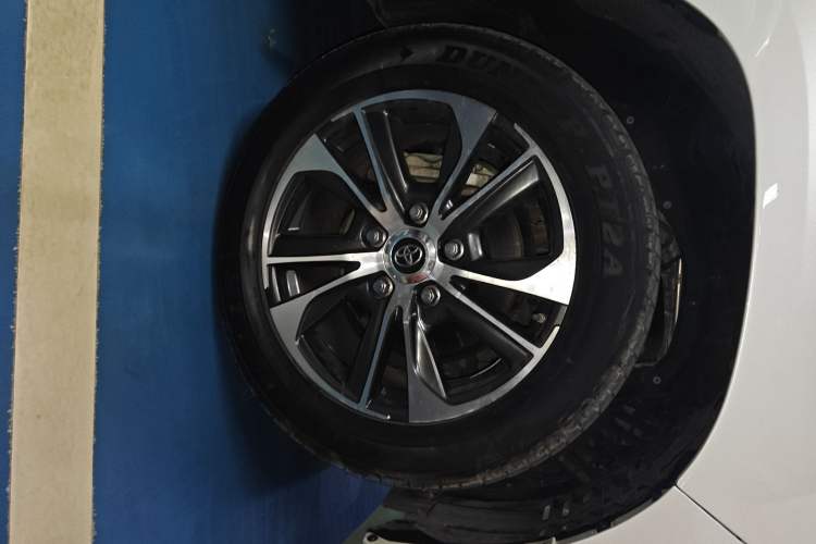 Used Toyota Land Cruiser 2020 5.7L VX-R Genuine Leather 8 Airbags Trailer Hitch Spare Tire Sunroof – Middle East Specifications Right Front Wheel Hub