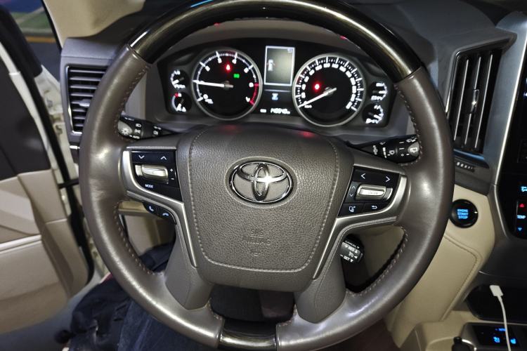 Used Toyota Land Cruiser 2020 5.7L VX-R Genuine Leather 8 Airbags Trailer Hitch Spare Tire Sunroof – Middle East Specifications Steering Wheel