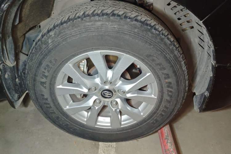 Used Toyota Land Cruiser 2021 5.7L VX-R Middle East Right Front Wheel Hub