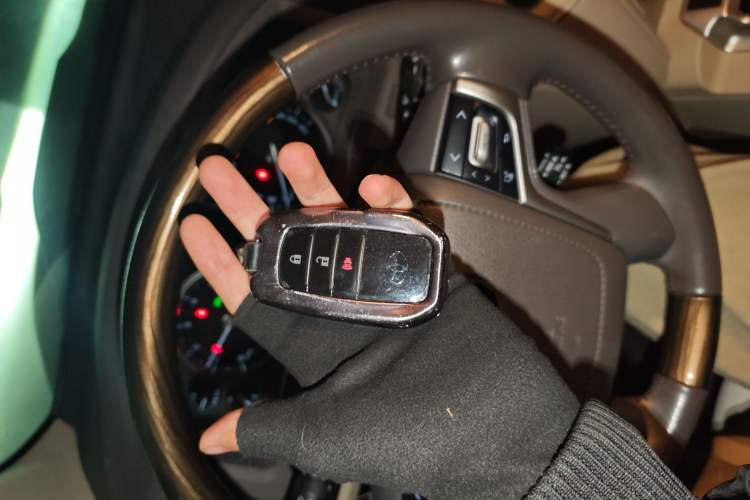 Used Toyota Land Cruiser 2021 5.7L VX-R Middle East Vehicle Key