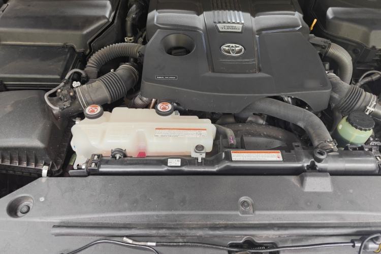 Used Toyota Land Cruiser  Engine Bay