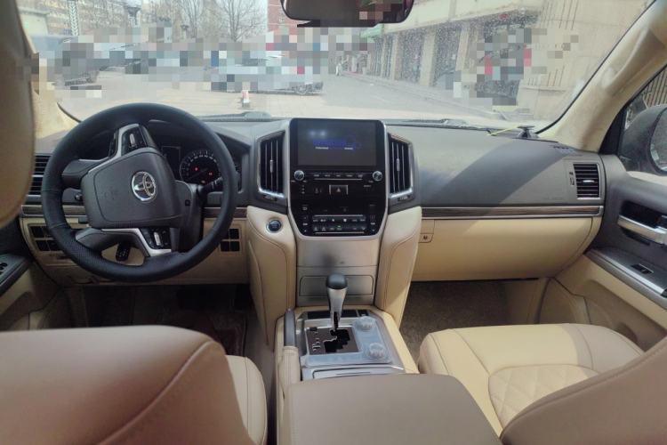 Used Toyota Land Cruiser 2021 5.7L VXR Genuine Leather – Middle East Center Console