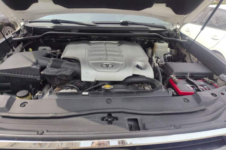 Used Toyota Land Cruiser 2021 5.7L VXR Genuine Leather – Middle East Engine Bay