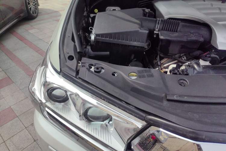 Used Toyota Land Cruiser 2021 5.7L VXR Genuine Leather – Middle East Engine Bay Right