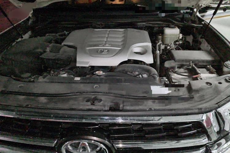 Used Toyota Land Cruiser  Engine Bay