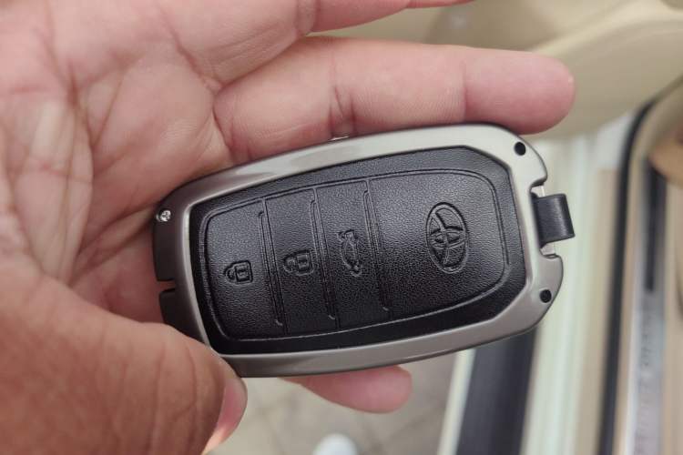 Used Toyota Land Cruiser 2021 5.7L VXR Genuine Leather – Middle East Vehicle Key