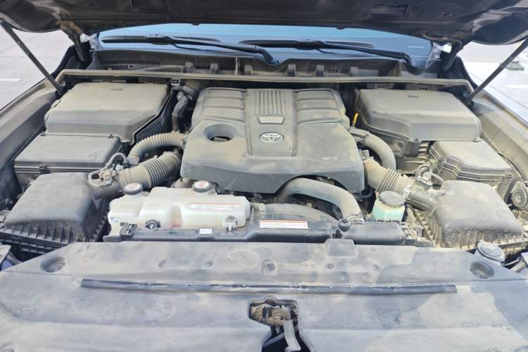 Used Toyota Land Cruiser  Engine Bay