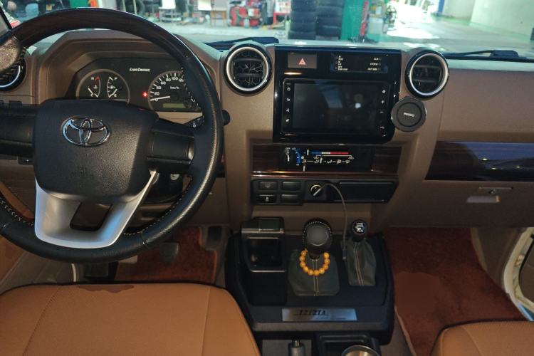 Used Toyota Land Cruiser 2022 4.0L Manual LC71 Gasoline 70th Anniversary Edition – Middle East Center Console