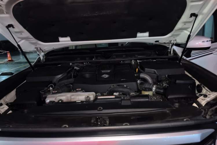 Used Toyota Land Cruiser  Engine Bay
