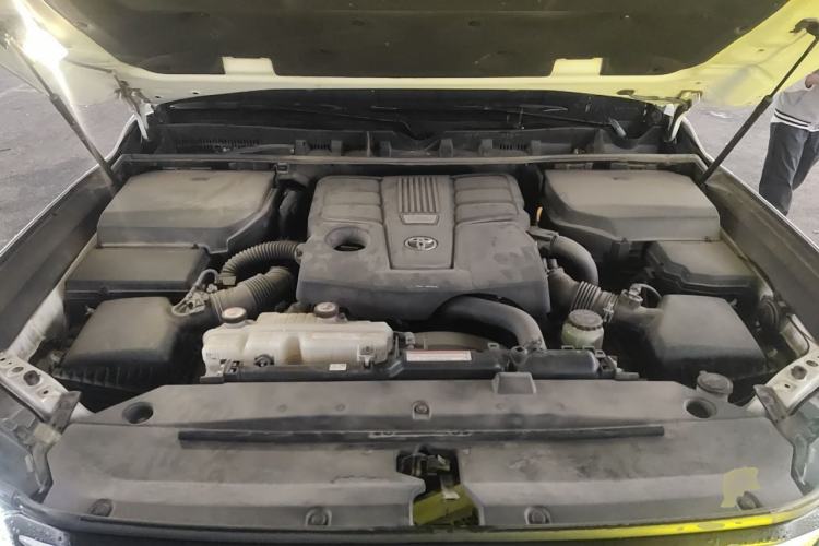 Used Toyota Land Cruiser  Engine Bay