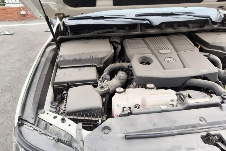 Used Toyota Land Cruiser 2022 3500 3.5T GXR with 20 Wheels Velvet Interior Ambient Lighting and Creep Mode—Middle East Edition Engine Bay Right