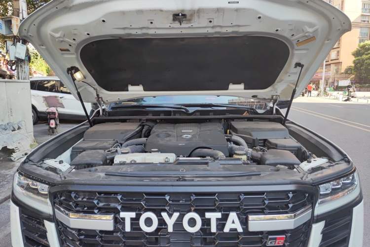 Used Toyota Land Cruiser  Engine Bay
