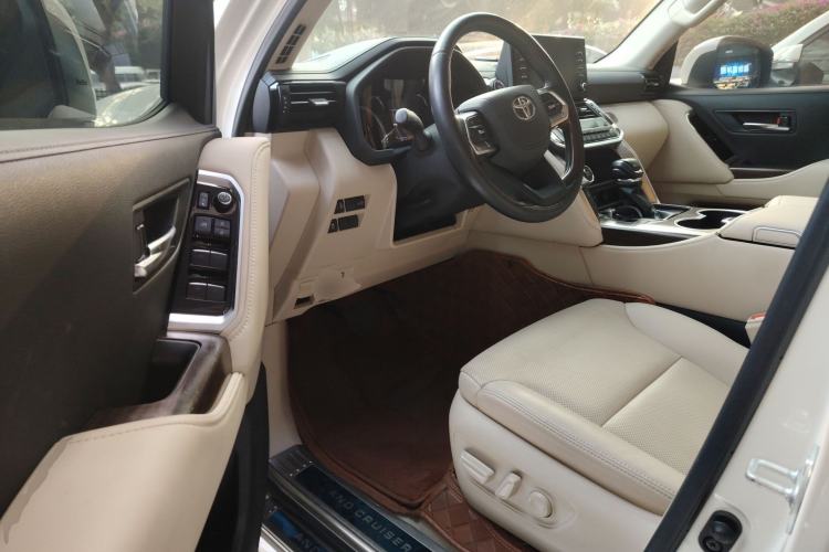 Used Toyota Land Cruiser 2022 3500 3.5T GXR with 20 Wheels Velvet Finish No Creep—Middle East Interior 2