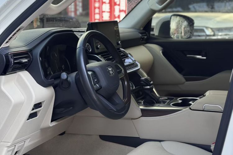 Used Toyota Land Cruiser 2022 3500 3.5T GXR with 20 Wheels Velvet Finish No Creep—Middle East Interior 4