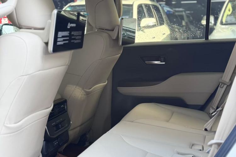 Used Toyota Land Cruiser 2022 3500 3.5T GXR with 20 Wheels Velvet Finish No Creep—Middle East Interior 5