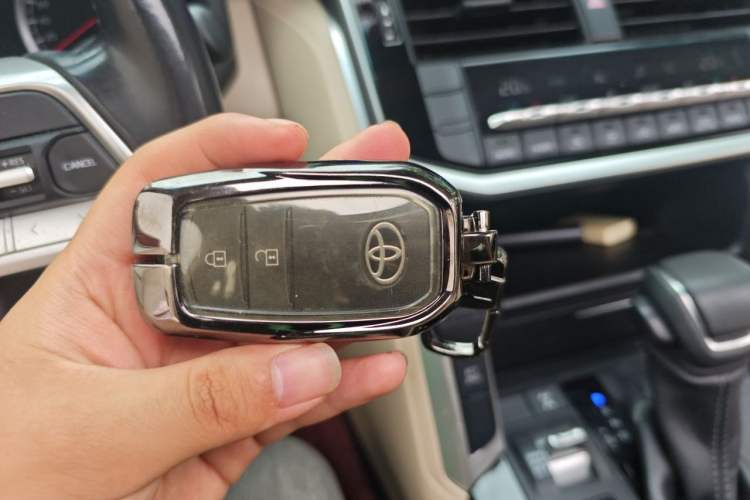 Used Toyota Land Cruiser 2022 4.0L GX-R Middle East Version Vehicle Key