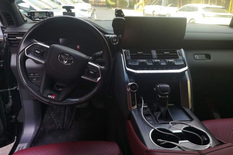Used Toyota Land Cruiser 2023 Toyota Land Cruiser 3500 3.5T GXR with 18-inch Wheels 8 Airbags and Sunroof – Middle East Version Center Console