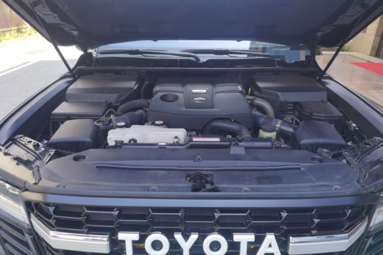 Used Toyota Land Cruiser 2023 Toyota Land Cruiser 3500 3.5T GXR with 18-inch Wheels 8 Airbags and Sunroof – Middle East Version Engine Bay
