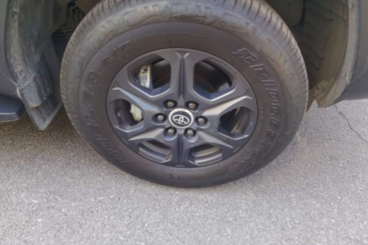 Used Toyota Land Cruiser 2023 Toyota Land Cruiser 3500 3.5T GXR with 18-inch Wheels 8 Airbags and Sunroof – Middle East Version Right Front Wheel Hub