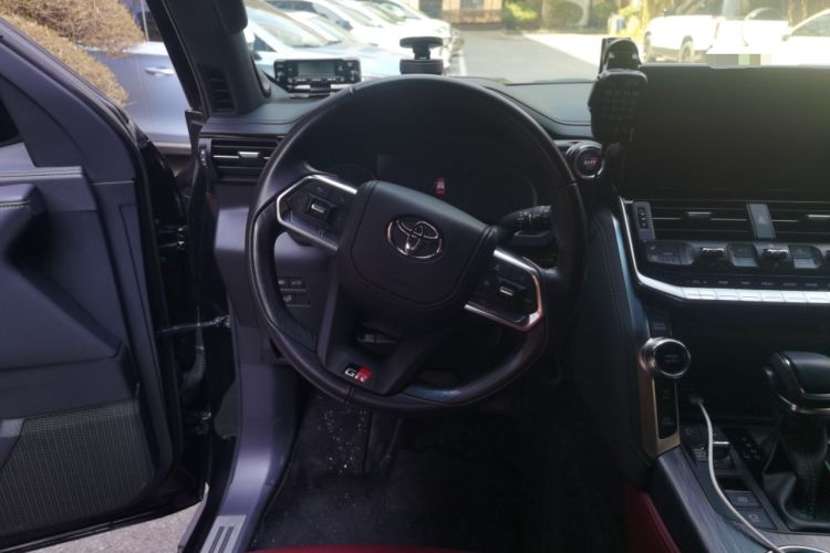 Used Toyota Land Cruiser 2023 Toyota Land Cruiser 3500 3.5T GXR with 18-inch Wheels 8 Airbags and Sunroof – Middle East Version Steering Wheel