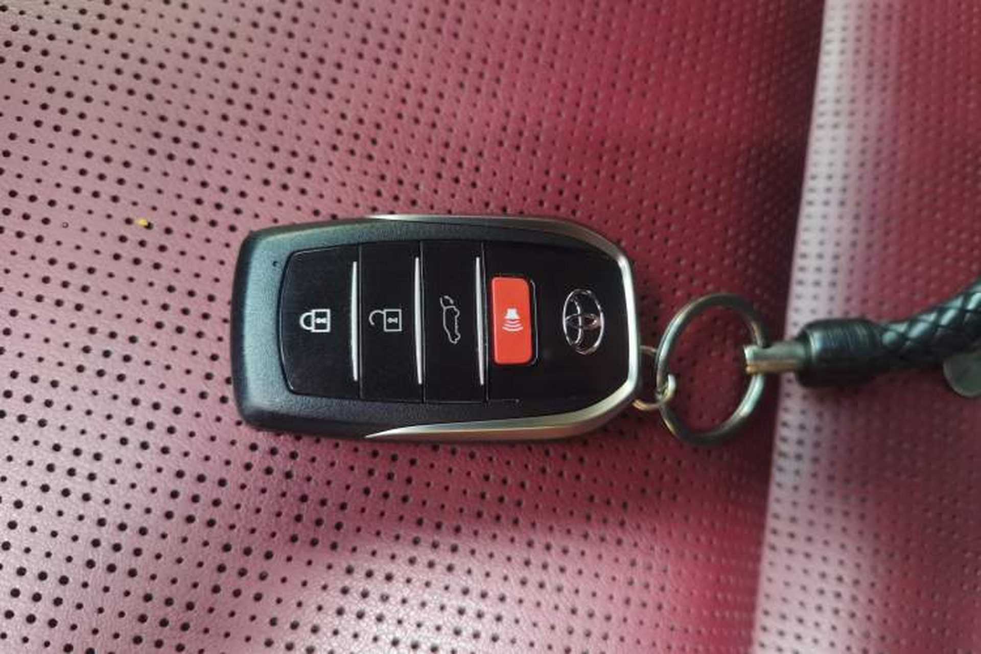 Used Toyota Land Cruiser 2023 Toyota Land Cruiser 3500 3.5T GXR with 18-inch Wheels 8 Airbags and Sunroof – Middle East Version Vehicle Key