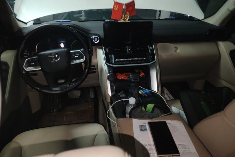 Used Toyota Land Cruiser 2023 4.0L GXR Eight-Cylinder 18-Inch Wheels Middle East Edition Center Console
