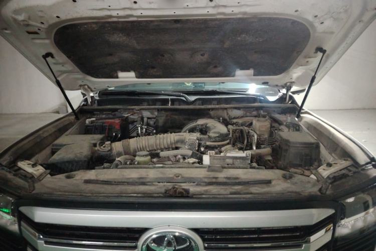 Used Toyota Land Cruiser 2023 4.0L GXR Eight-Cylinder 18-Inch Wheels Middle East Edition Engine Bay