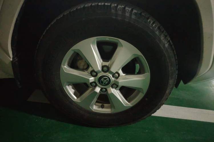 Used Toyota Land Cruiser 2023 4.0L GXR Eight-Cylinder 18-Inch Wheels Middle East Edition Right Front Wheel Hub