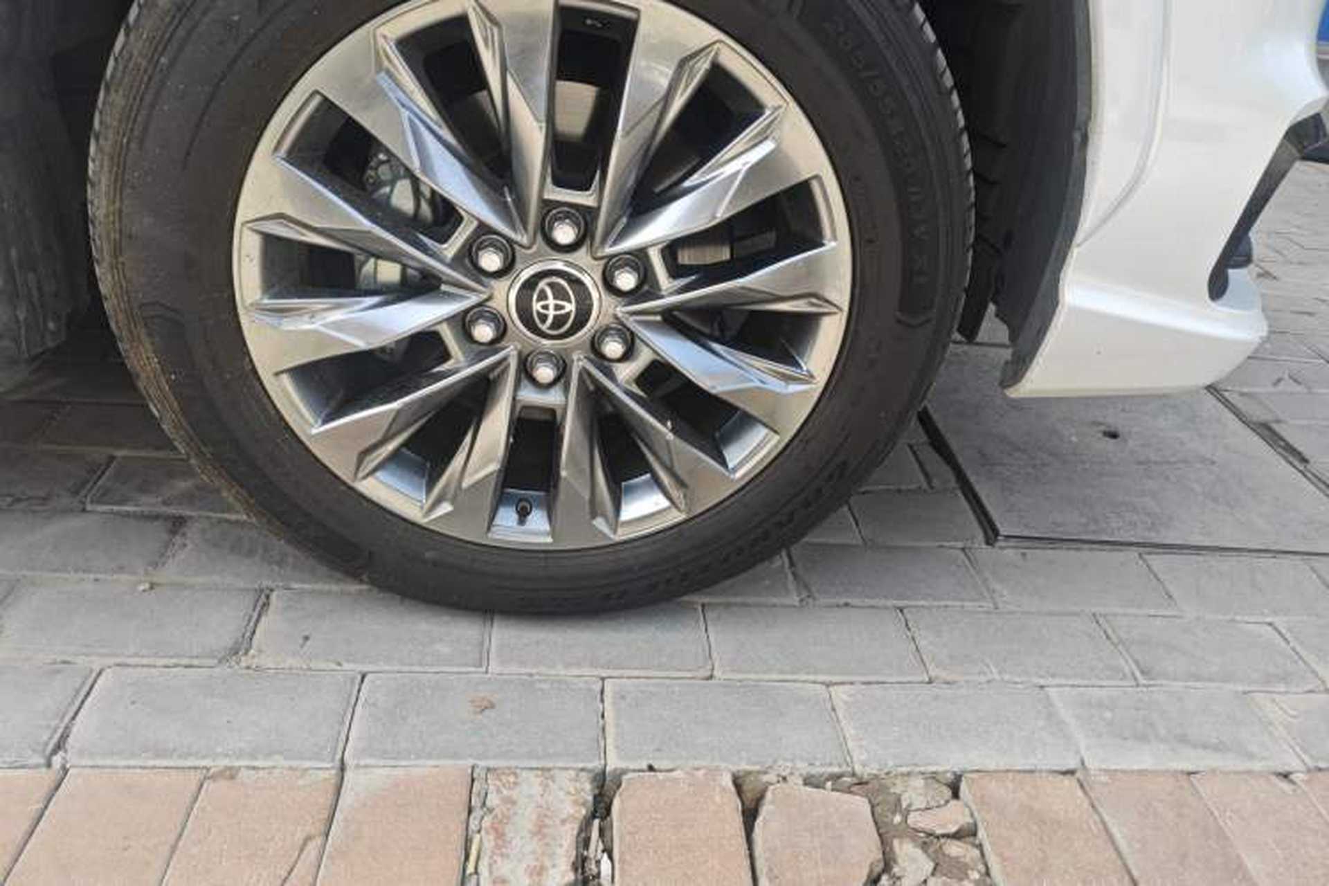 Used Toyota Land Cruiser  Right Front Wheel Hub