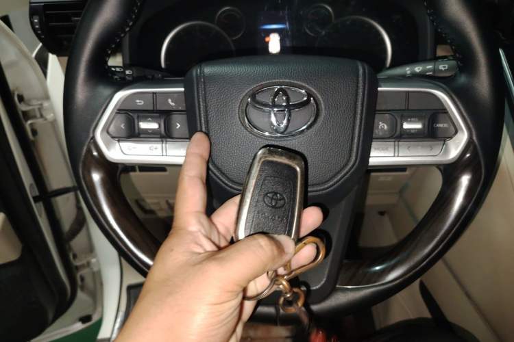 Used Toyota Land Cruiser 2023 4.0L GXR Eight-Cylinder 18-Inch Wheels Middle East Edition Vehicle Key