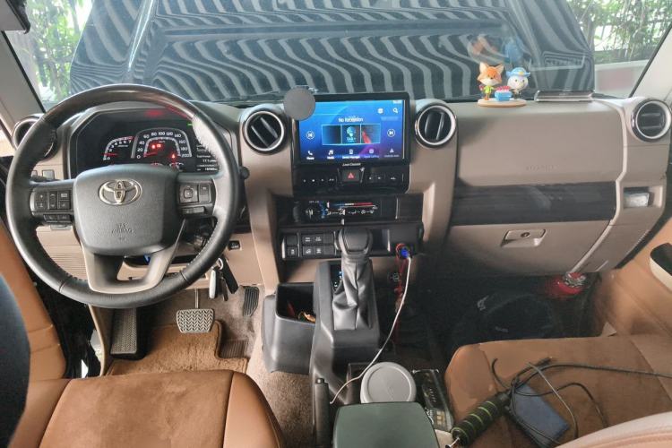 Used Toyota Land Cruiser  Center Console