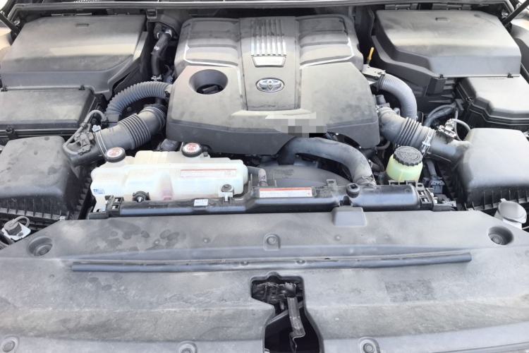 Used Toyota Land Cruiser  Engine Bay