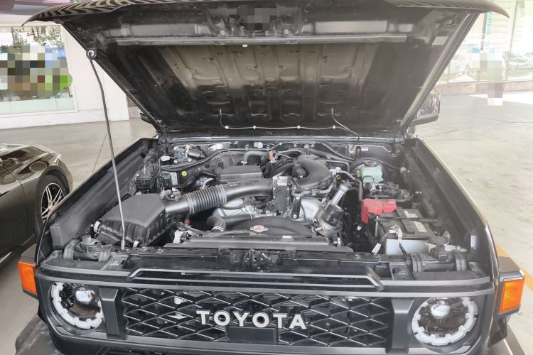 Used Toyota Land Cruiser  Engine Bay