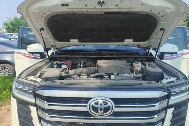 Used Toyota Land Cruiser  Engine Bay
