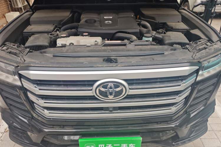 Used Toyota Land Cruiser  Engine Bay