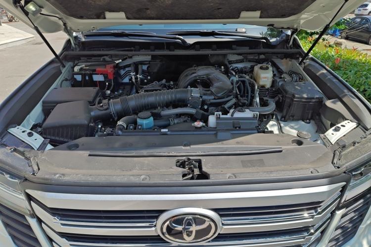 Used Toyota Land Cruiser  Engine Bay