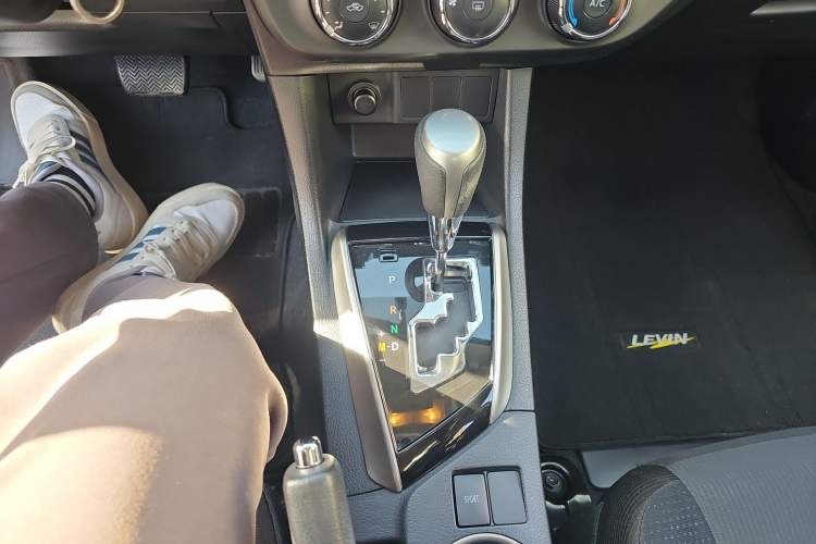 Used Toyota Levin 2015 1.6G CVT Orange Limited Edition Gear Lever