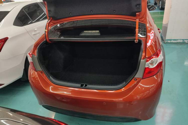 Used Toyota Levin 2015 1.6G CVT Orange Limited Edition Trunk