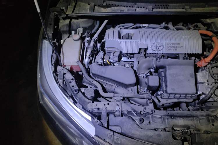 Used Toyota Levin 2016 Dual-Engine 1.8H GS E-CVT Elite Model with Sunroof Engine Bay Right
