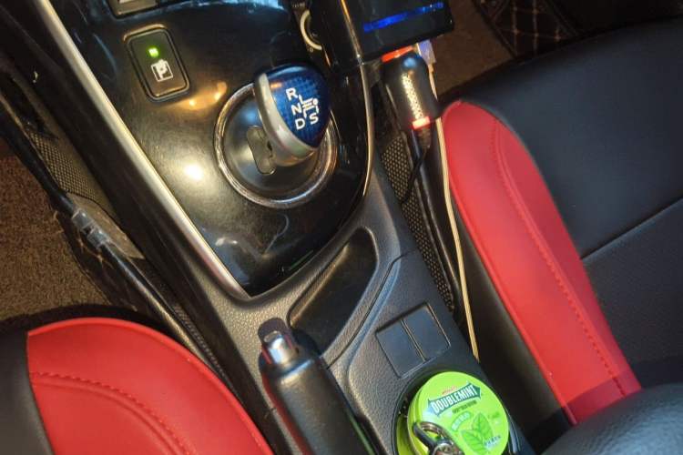 Used Toyota Levin 2016 Dual-Engine 1.8H GS E-CVT Elite Model with Sunroof Gear Lever
