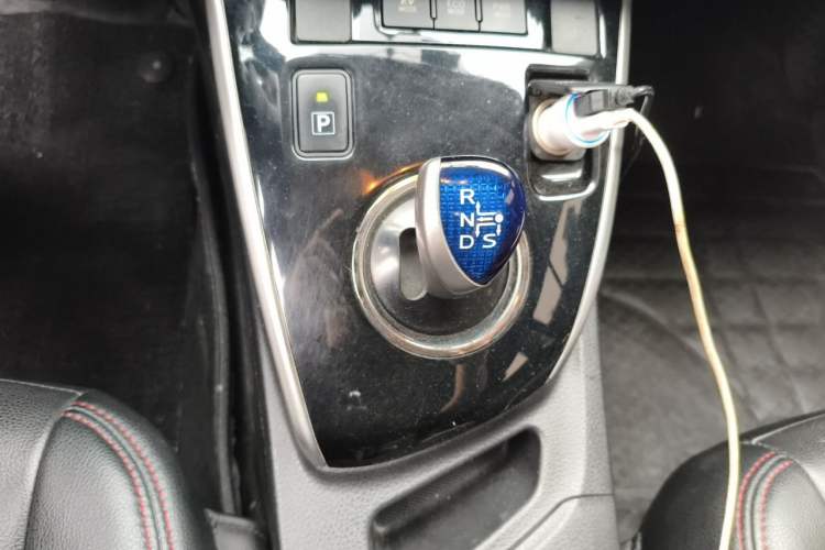 Used Toyota Levin 2016 Dual-Engine 1.8H GS E-CVT Elite Model with Sunroof Gear Lever