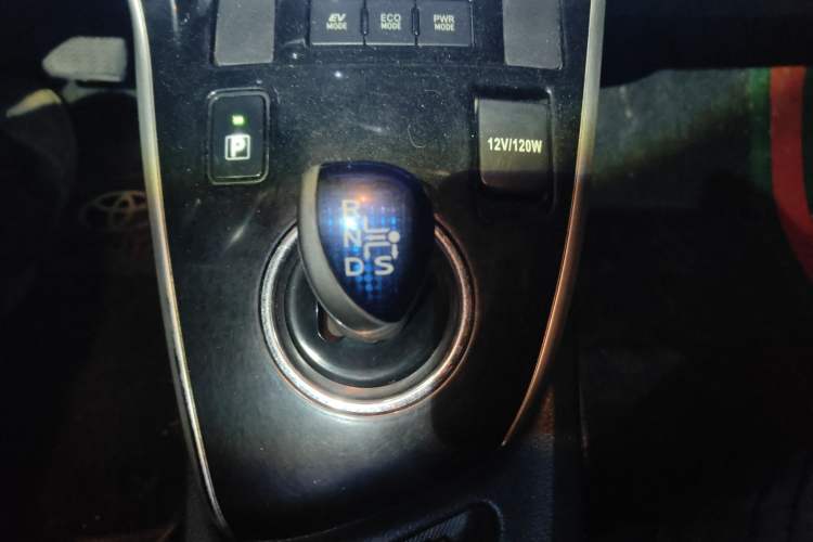 Used Toyota Levin 2016 Dual-Engine 1.8H GS E-CVT Elite Model with Sunroof Gear Lever