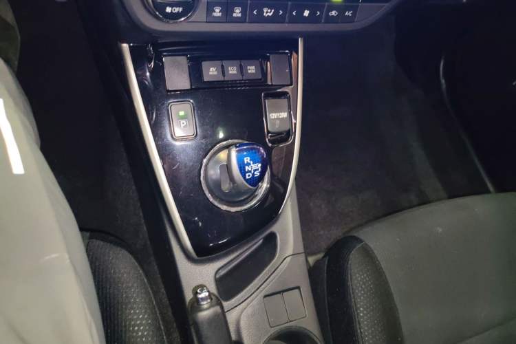 Used Toyota Levin 2016 Dual-Engine 1.8H GS E-CVT Elite Model with Sunroof Gear Lever